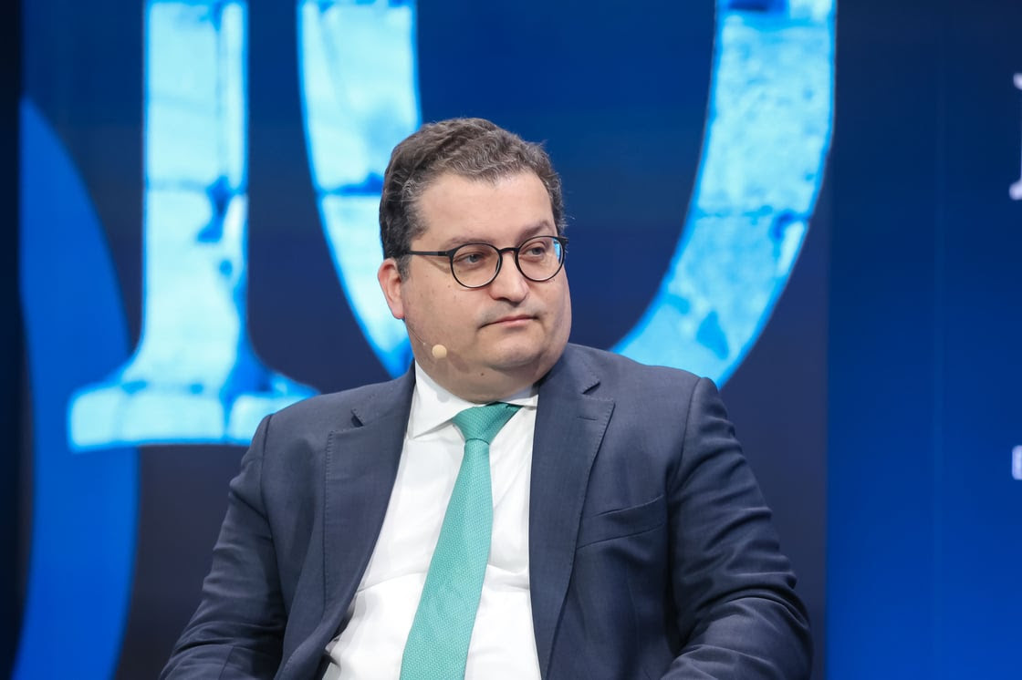 «Θεωρώ λάθος να δούμε τους δασμούς ως αντίποινα, πρέπει να διαπραγματευτούμε με τις ΗΠΑ», ανέφερε ο ΥΠΟΙΚ της Πορτογαλίας στο 10ο Οικονομικό Φόρουμ των Δελφων