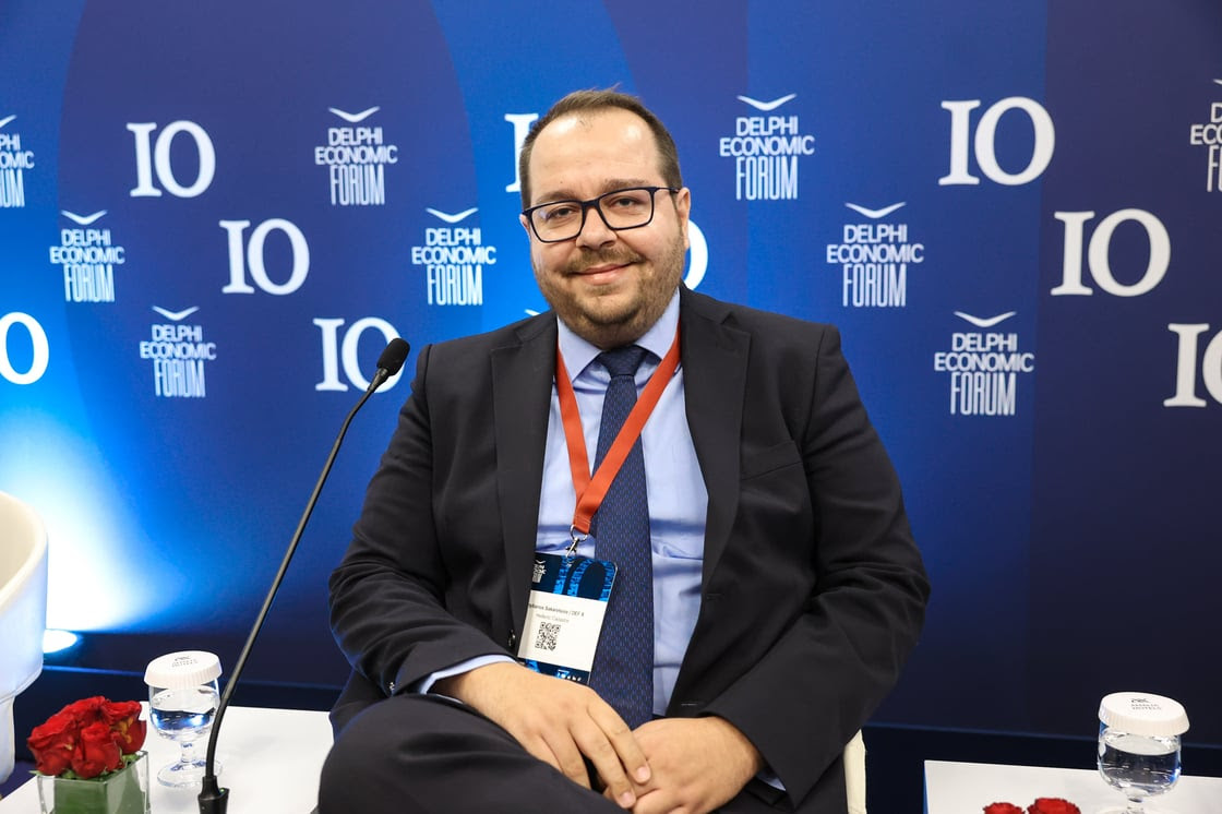 «Η νέα πλατφόρμα θα αλληλεπιδρά με όλες τις ψηφιακές πλατφόρμες του κράτους, συγκεντρώνοντας σε ένα ενιαίο σημείο το πλήρες προφίλ για κάθε ακίνητο. Πρόκειται για ένα εμβληματικό έργο» τόνισε ο Στυλιανός Σακαρέτσιος, Πρόεδρος του Ελληνικού Κτηματολογίου