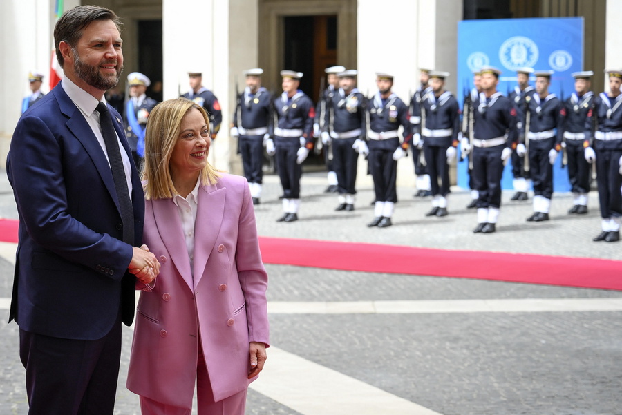 η πρωθυπουργός της Ιταλίας Τζόρτζια Μελόνι με τον αντιπρόεδρο των ΗΠΑ Τζει Ντι Βανς Πηγή: EPA/RICCARDO ANTIMIANI
