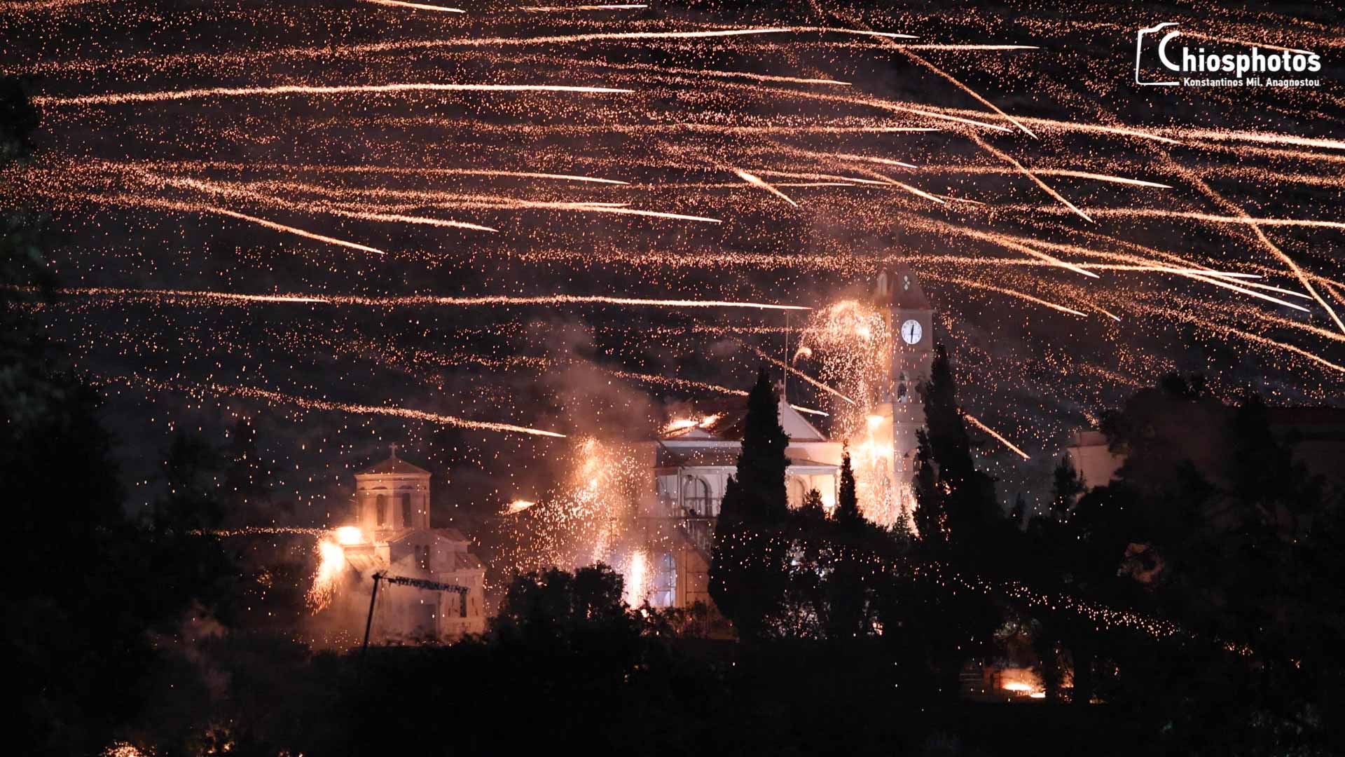 Το εντυπωσιακό πασχαλινό έθιμο του Ρουκετοπόλεμου στη Χίο (φωτογραφίες και βίντεο)