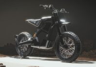 DAB 1αX: Το ηλεκτρικό scrambler που φέρνει την περιπέτεια στην πόλη