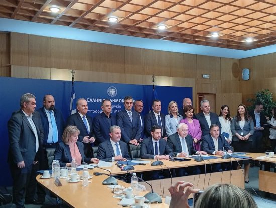 Επεσαν οι υπογραφές για την αποκατάσταση του σιδηροδρομικού δικτύου στη Θεσσαλία – Η δήλωση Εξάρχου