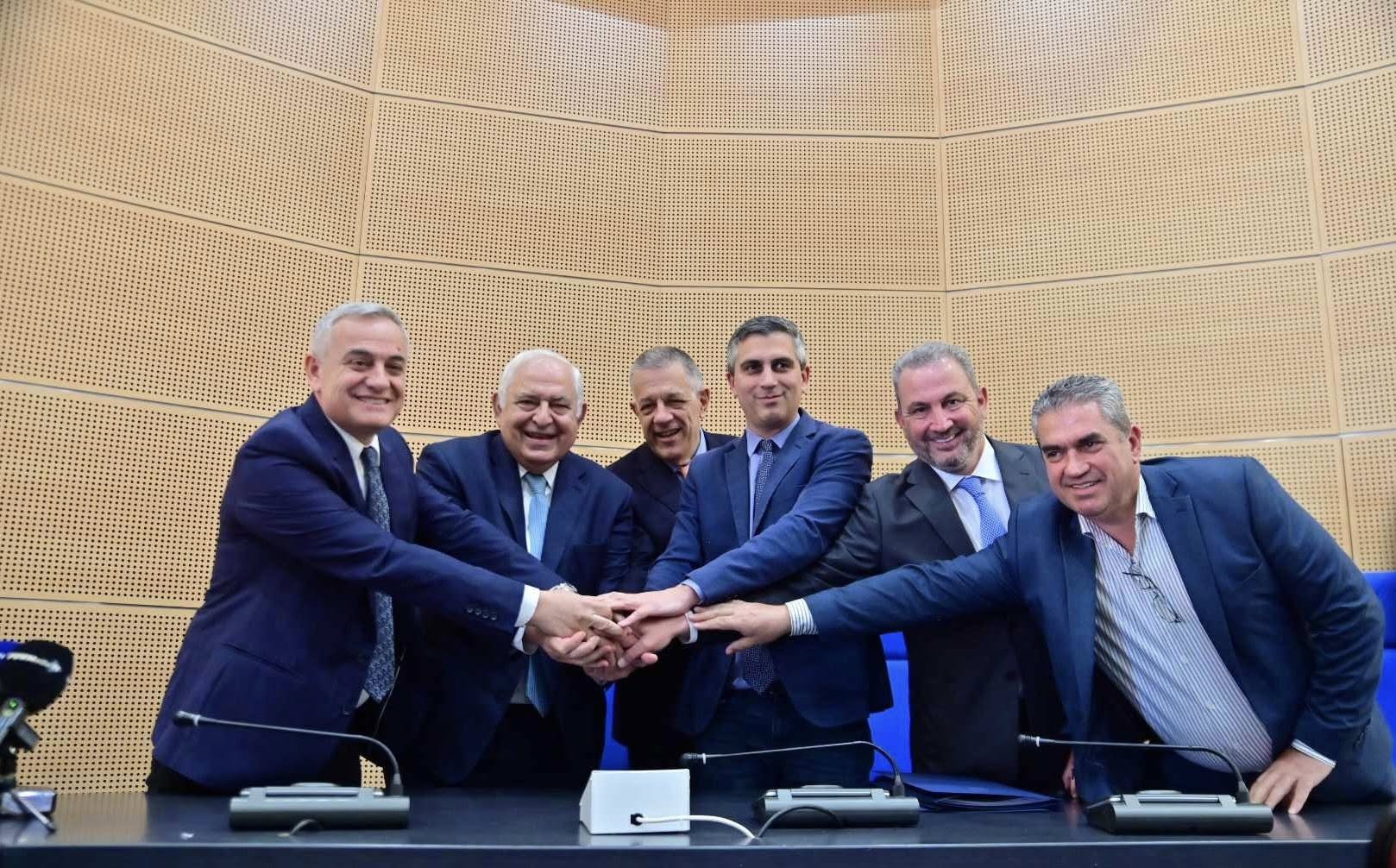 Έπεσαν οι υπογραφές για τα οδικά έργα σε Θεσσαλία και Στερεά Ελλάδα ύψους 899,7 εκατ. ευρώ