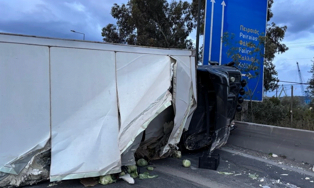 Aνατροπή νταλίκας στη λεωφόρο Αθηνών: Διακοπή κυκλοφορίας στο ρεύμα προς Αθήνα