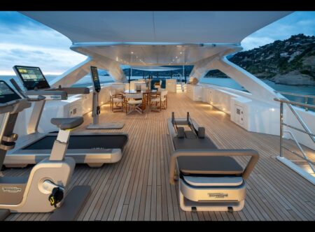 Wellness onboard: Η νέα διάσταση της ευεξίας στη θάλασσα με τη νέα Sand Stone Collection της Technogym