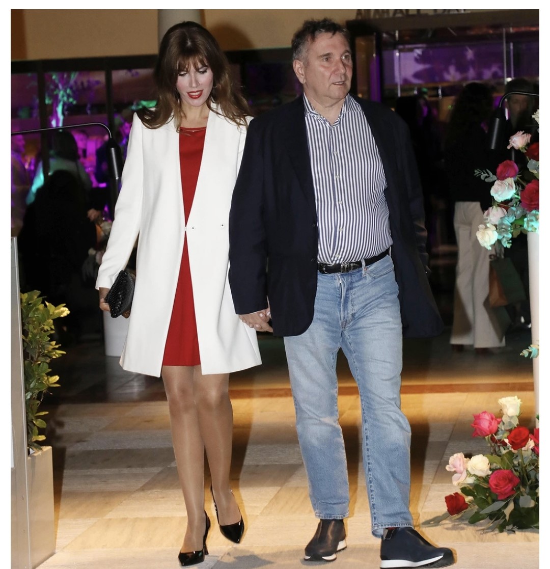 Ο ξάδελφος της εορταζουσας Παυλος Ν. Βαρδινογιάννης με τη συνοδό του, την δημοσιογράφο Μανταλένα Διαμαντή