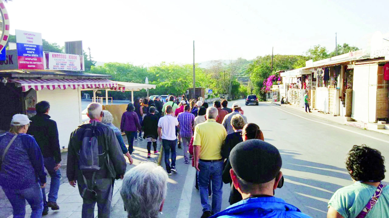 Ο δρόμος που οδηγεί στην είσοδο του αρχαιολογικού χώρου με τα καταστήματα τουριστικών ειδών απέναντι