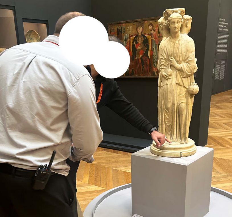 Έλεγχος από τους υπαλλήλους του Λούβρου τσο γλυπτό «Τρεις Ακόλουθοι»