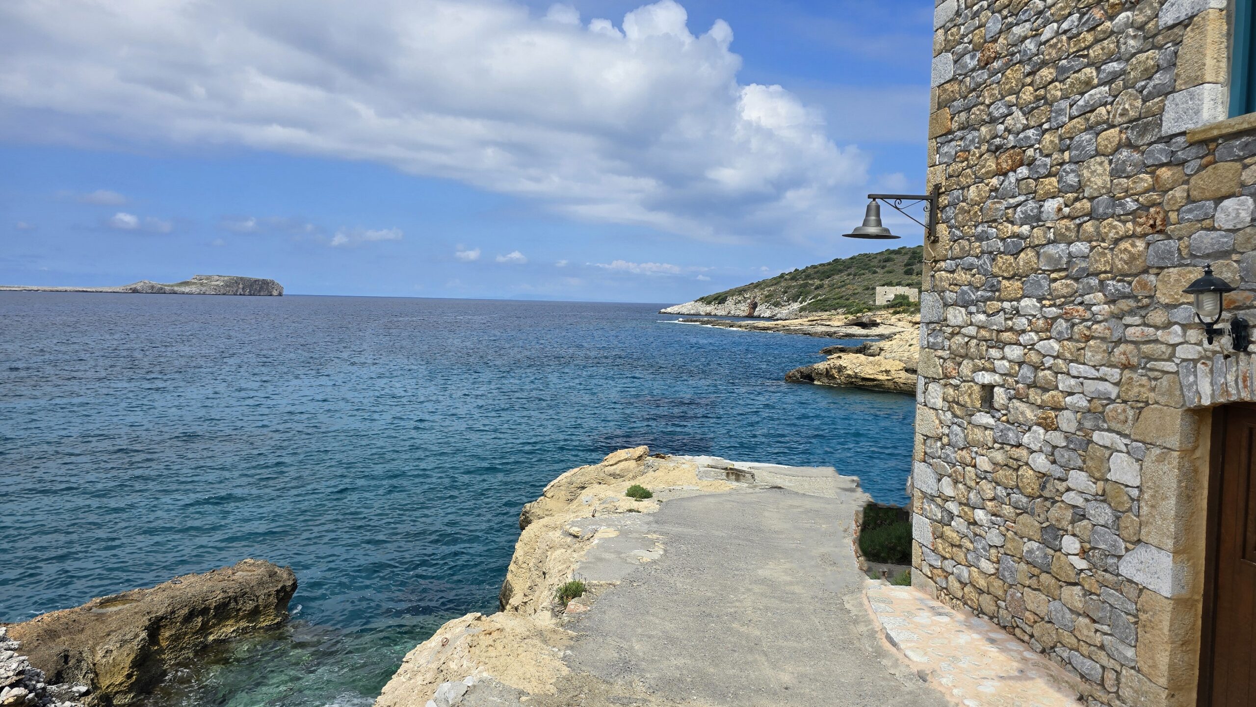 Με φόντο το γραφικό Μέζαπο