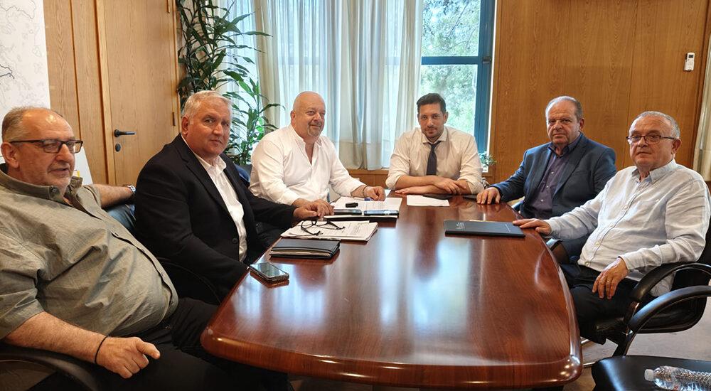 Ο αναπληρωτής υπουργός Μεταφορών Κωνσταντίνος Κυρανάκης με μέλη της ΠΟΕΙΑΤΑ κατά τη συνάντησή τους στις 9 Μαΐου 2025 στο γραφείο του στο υπουργείο Υποδομών και Μεταφορών.