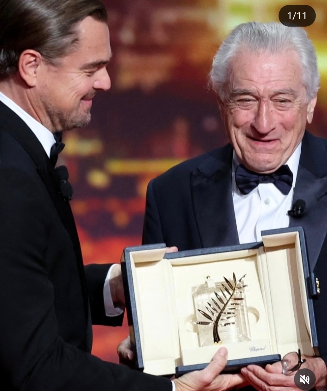 Εμφανώς συγκινημένος ο Robert de Niro παραλαμβάνει τον Τιμητικό Χρυσό Φοίνικα