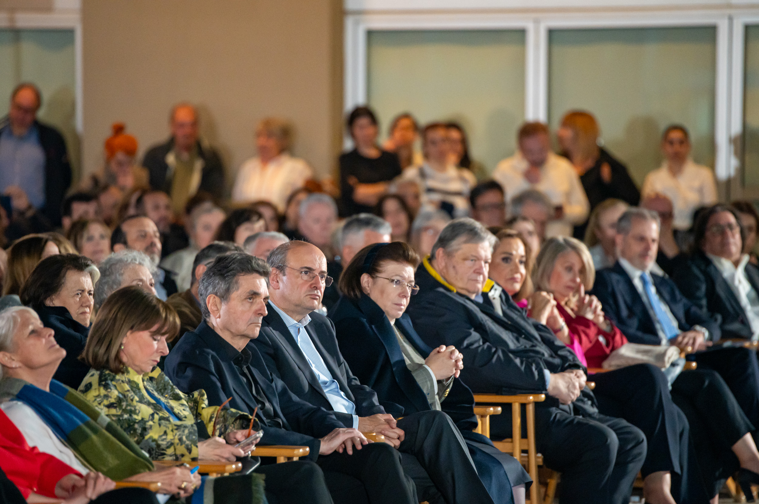 Ειρήνη Γερουλάνου Πρόεδρος της Διοικητικής Επιτροπής Μουσείου Μπενάκη, Κατερίνα Σακελλαροπούλου π. Πρόεδρος της Δημοκρατίας, Παύλος Κοτσώνης, Κωστής Χατζηδάκης αντιπρόεδρος της Κυβέρνησης, Λίνα Μενδώνη Υπουργός Πολιτισμού, Ευάγγελος Βενιζέλος π. Υπουργός, Ντόρα Μπακογιάννη Βουλευτής, Γιάννης Παπαδόπουλος Πρόεδρος της ΕΡΤ και Βασίλης Αλεξόπουλος Διευθυντής Αρχείου ΕΡΤ