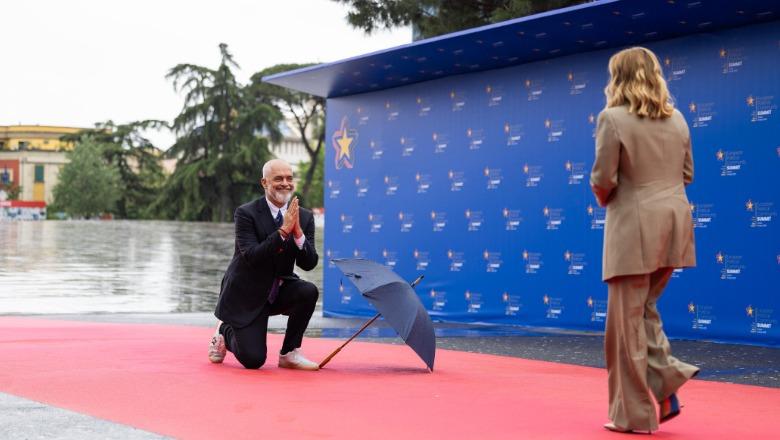 Ο Έντι Ράμα υποδέχεται γονατιστός την Τζόρτζια Μελόνι