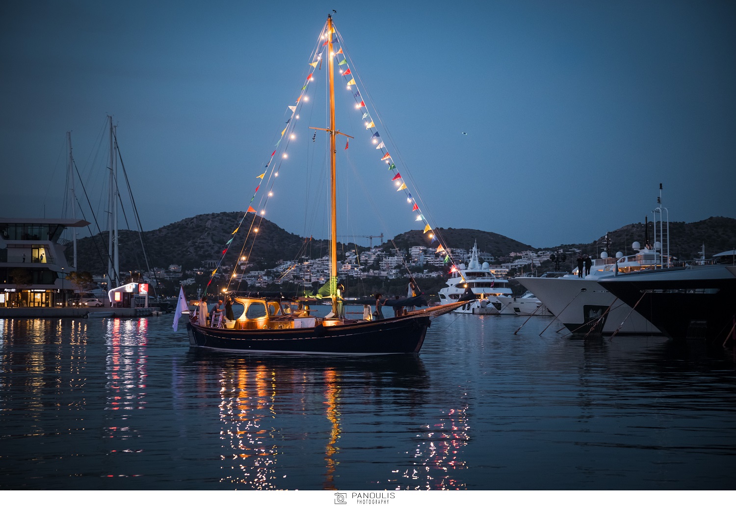 Το καϊκάκι πλησιάζει στον μόλο της Μαρίνας