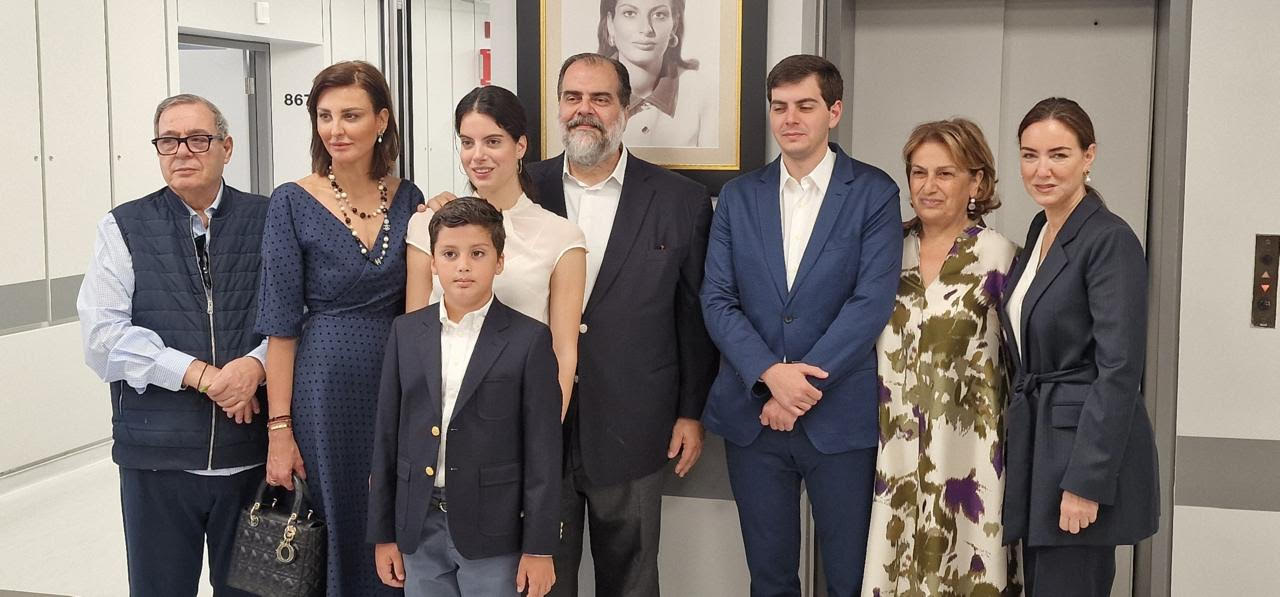 Από δεξιά προς τα αριστερά: Τιτίνα Πατέρα, Αναστασία Κοτανίδου, Διαμαντής Ν. Πατέρας, Νίκος Δ. Πατέρας, Αναστασία Ν. Πατέρα, Γιάννης Ν. Πατέρας και Εβελίνα Πατέρα 