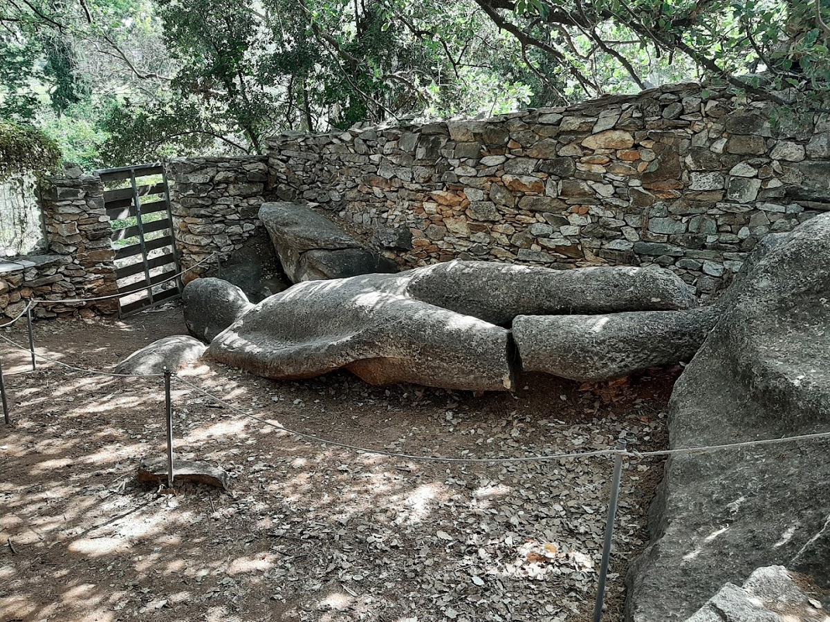 Ημιέργος Κούρος πλησίον του χειμάρρου του Φλεριού