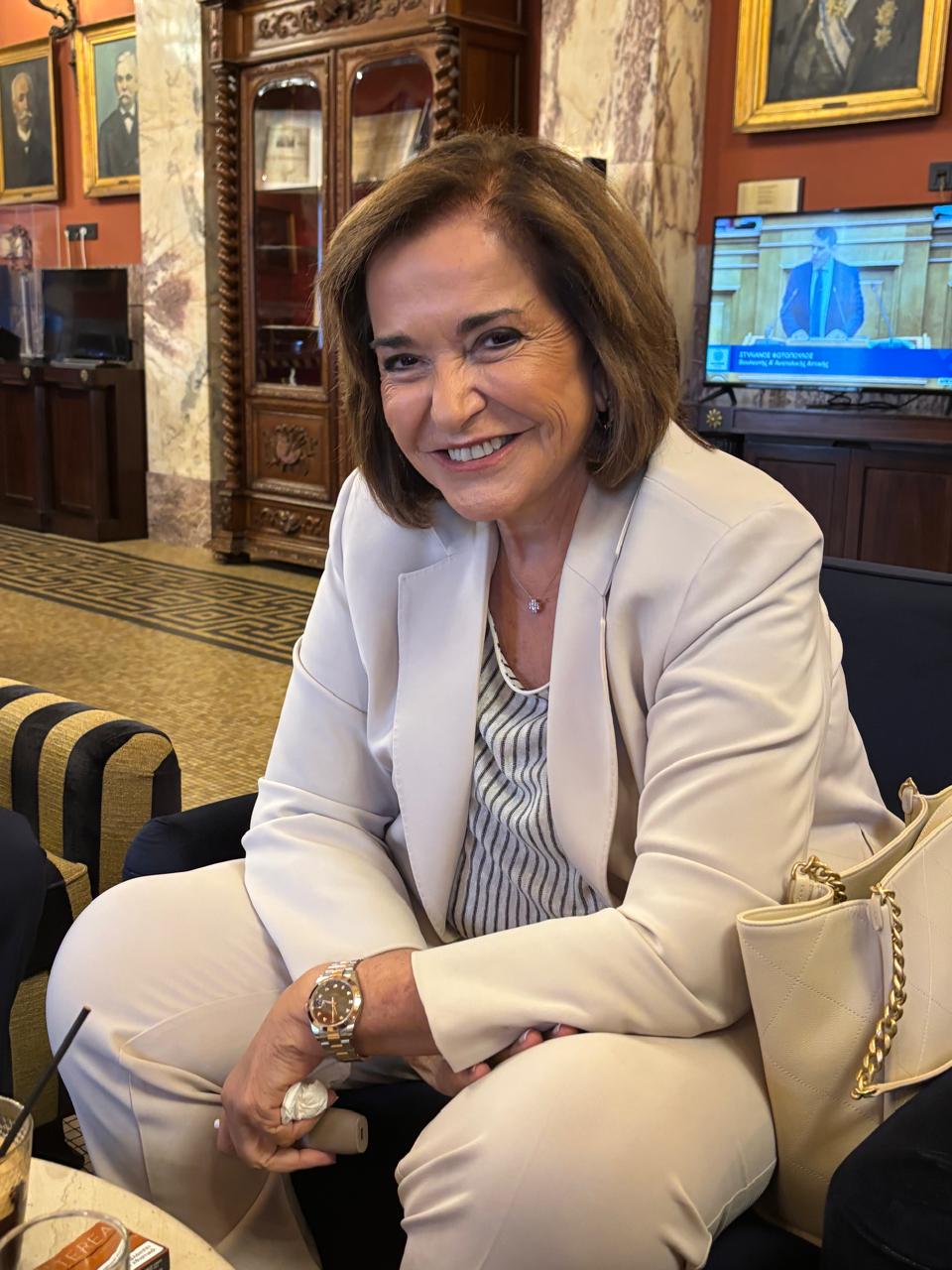 H Ντόρα Μπακογιάννη στη Βουλή την Πέμπτη, σε εξαιρετική διάθεση