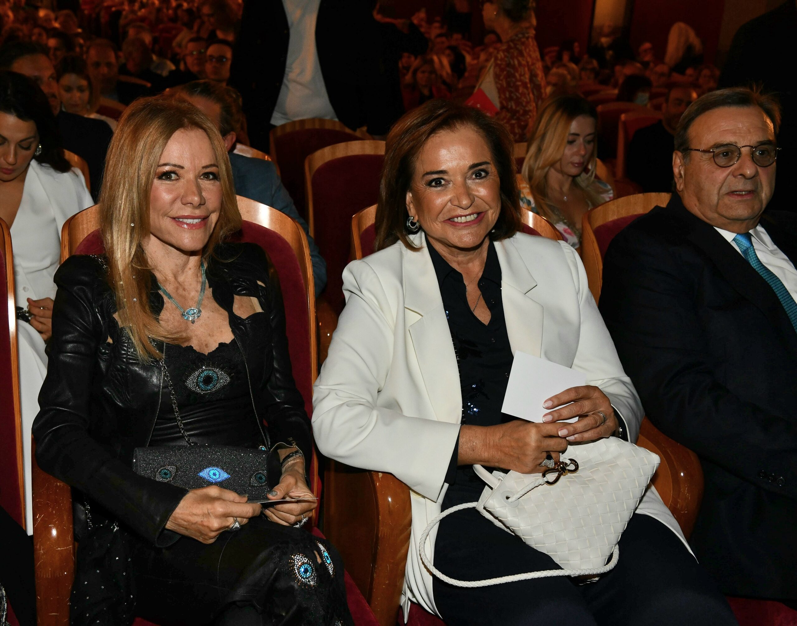 Η Ντόρα Μπακογιάννη και ο Ισίδωρος Κούβελος με την Μαριάννα Λάτση στις πρώτες σειρές της παράστασης