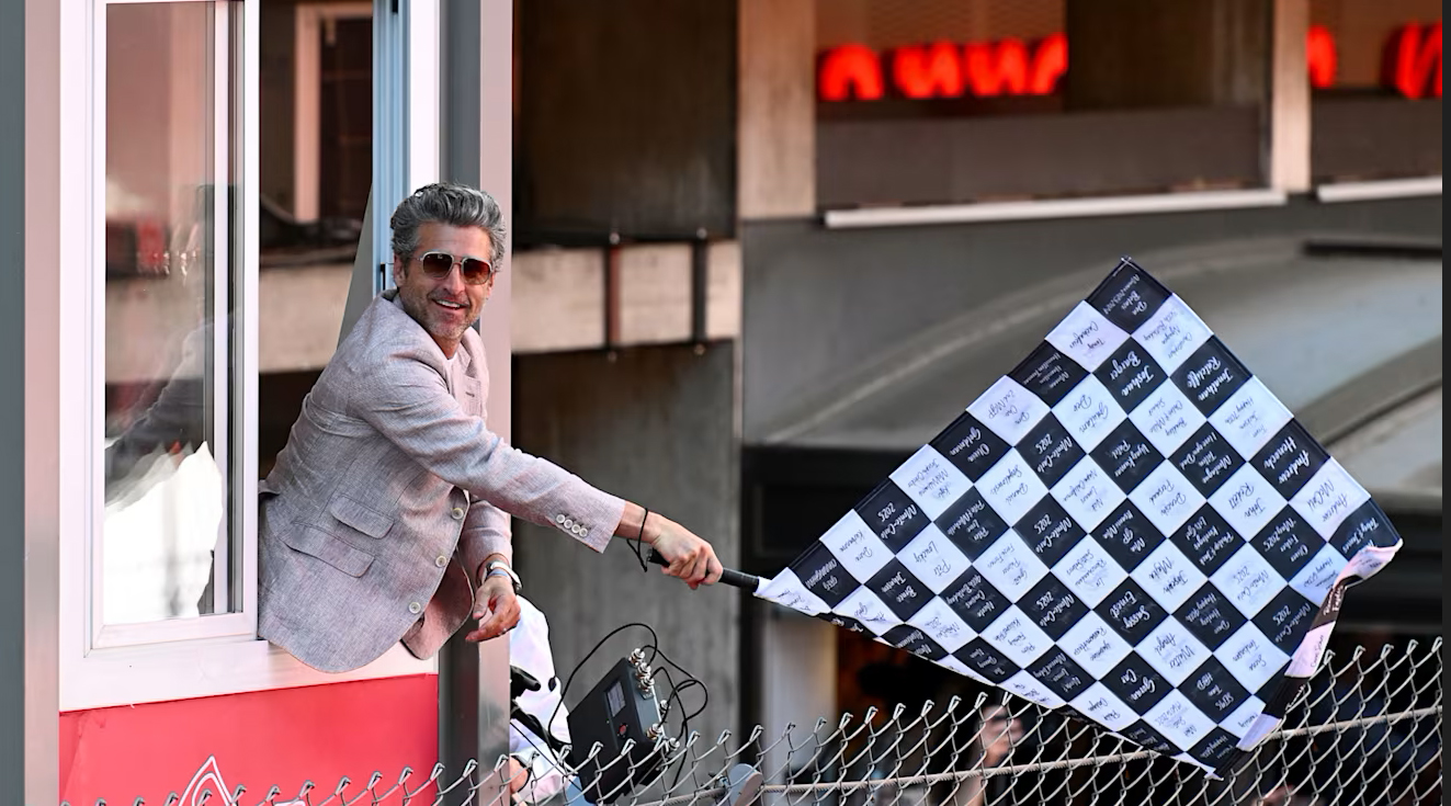 Ο οδηγός αγώνων και ηθοποιός, Πάτρικ Ντέμπσεϊ έδωσε την καρό σημαία.