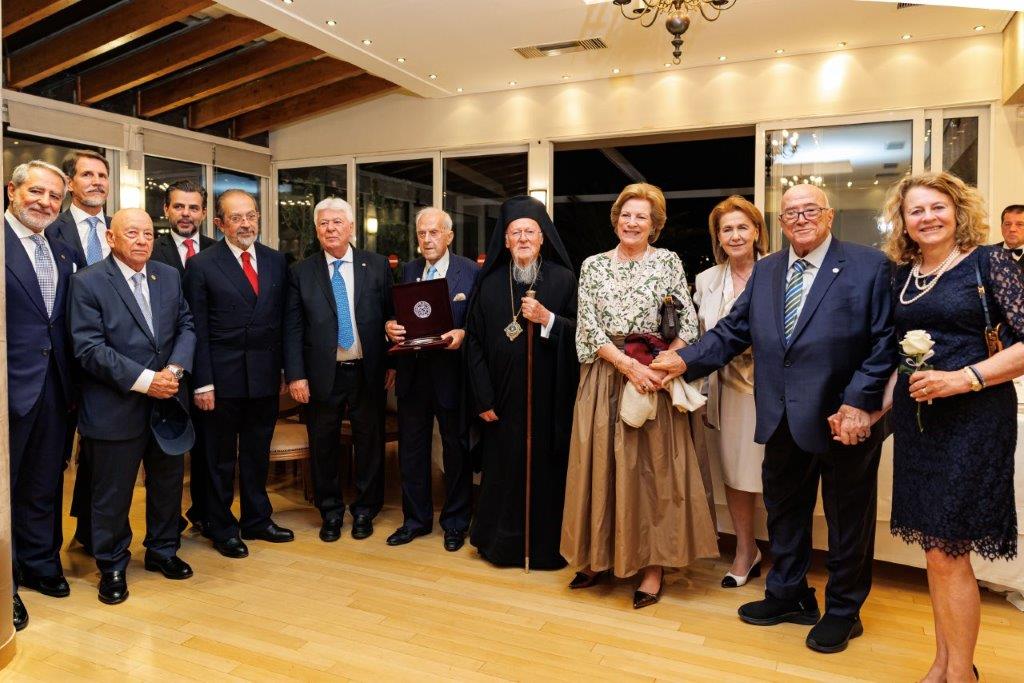 Αναμνηστική φωτογραφία επίσημου δείπνου Αθηναϊκής Λέσχης 
