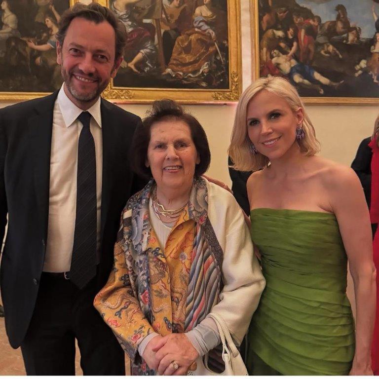 H Πρύτανις της μόδας του τύπου Suzy Menkes ανάμεσα στην Tory Burch και τον Pierre Yves Roussel