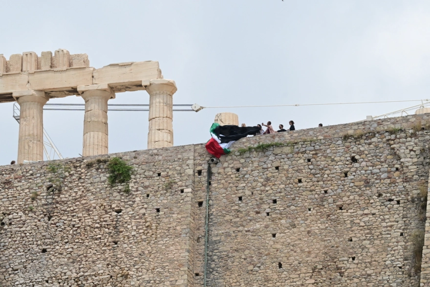 Ακρόπολη: 15 προσαγωγές μελών της Νέας Αριστεράς που ύψωσαν την σημαία της Παλαιστίνης