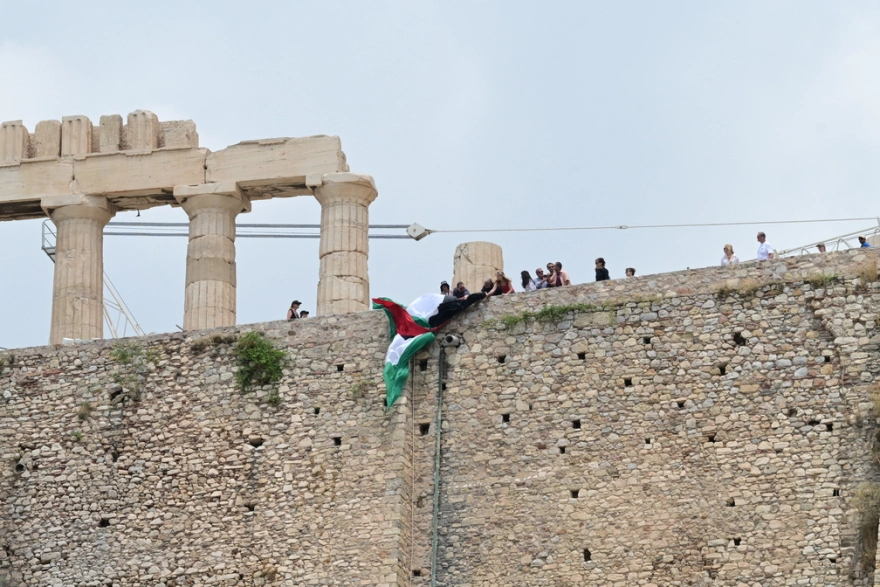 Ακρόπολη: 15 προσαγωγές μελών της Νέας Αριστεράς που ύψωσαν την σημαία της Παλαιστίνης