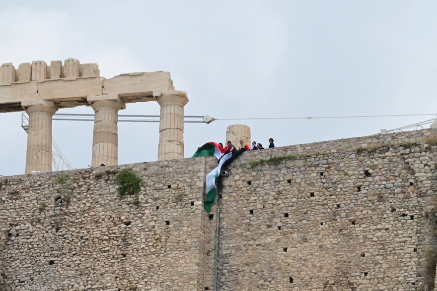 Ακρόπολη: 15 προσαγωγές μελών της Νέας Αριστεράς που ύψωσαν την σημαία της Παλαιστίνης