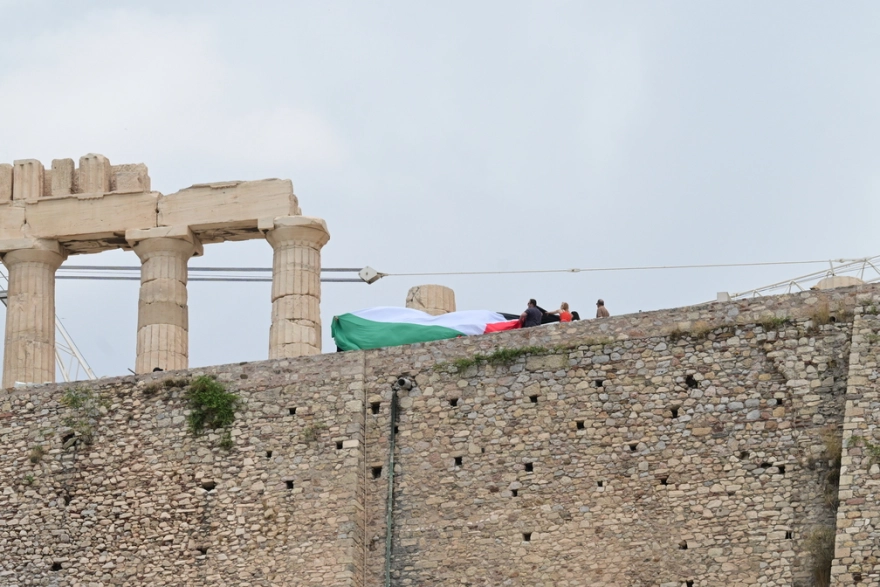 Ακρόπολη: 15 προσαγωγές μελών της Νέας Αριστεράς που ύψωσαν την σημαία της Παλαιστίνης