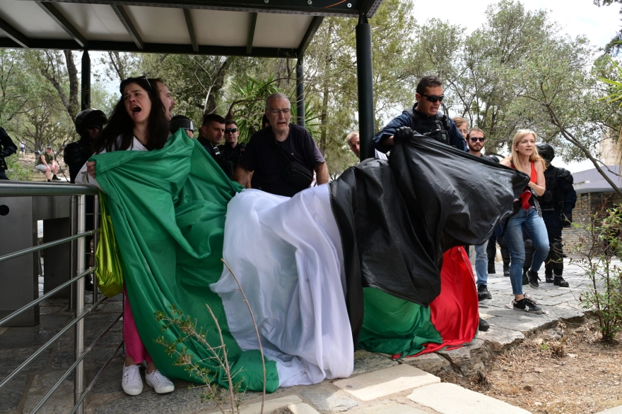 Ακρόπολη: 15 προσαγωγές μελών της Νέας Αριστεράς που ύψωσαν την σημαία της Παλαιστίνης