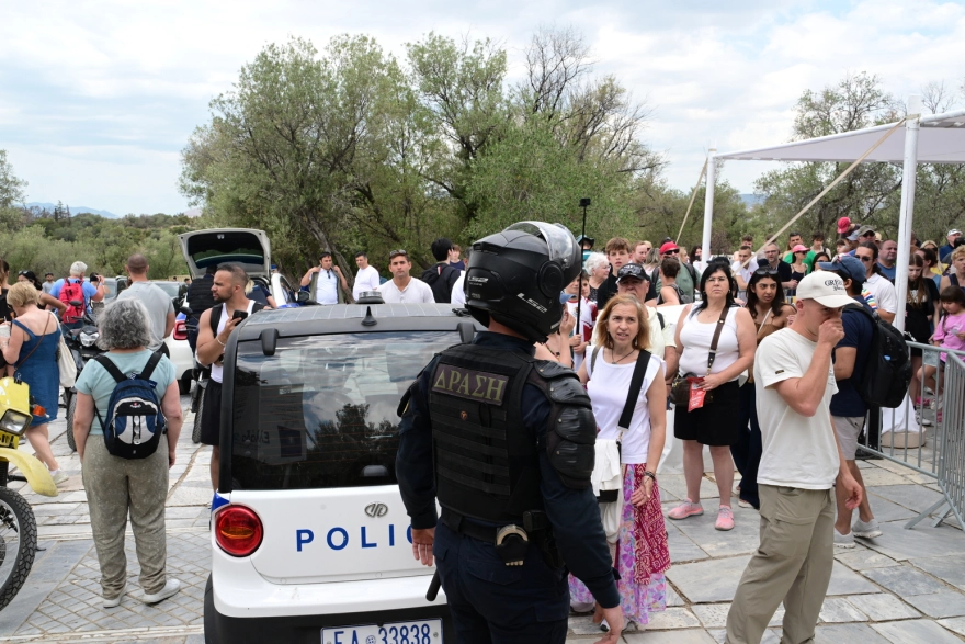 Ακρόπολη: 15 προσαγωγές μελών της Νέας Αριστεράς που ύψωσαν την σημαία της Παλαιστίνης
