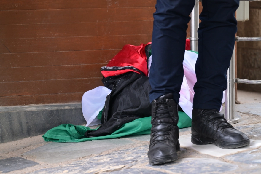 Ακρόπολη: 15 προσαγωγές μελών της Νέας Αριστεράς που ύψωσαν την σημαία της Παλαιστίνης
