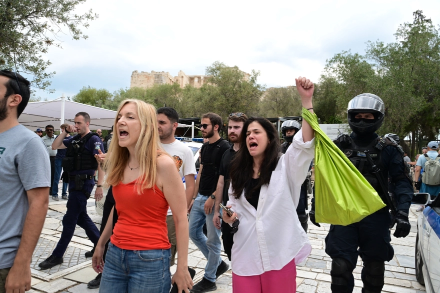 Ακρόπολη: 15 προσαγωγές μελών της Νέας Αριστεράς που ύψωσαν την σημαία της Παλαιστίνης