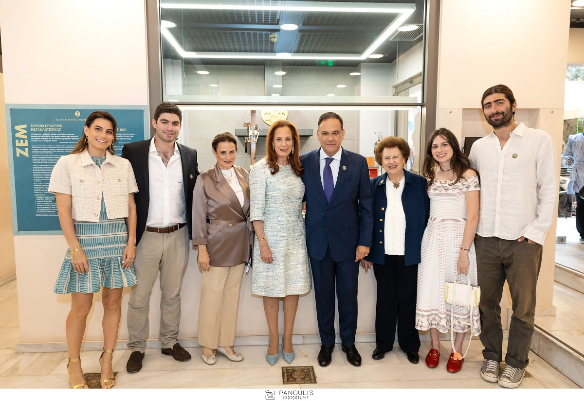 Ένα ομαδικό κλικ της οικογένειας με τη Λίλα Λαλαούνη, Πρόεδρο του Μουσείου, τη Λάουρα Λαλαούνη-Μακροπούλου, τον Γιάννη Μπουτάρη, την Ιωάννα Λαλαούνη, την Αικατερίνη Λαλαούνη, τον Γιώργο Μελά, την Αθηνά Μπουτάρη, τον Δημήτρη Auersperg-Breunner