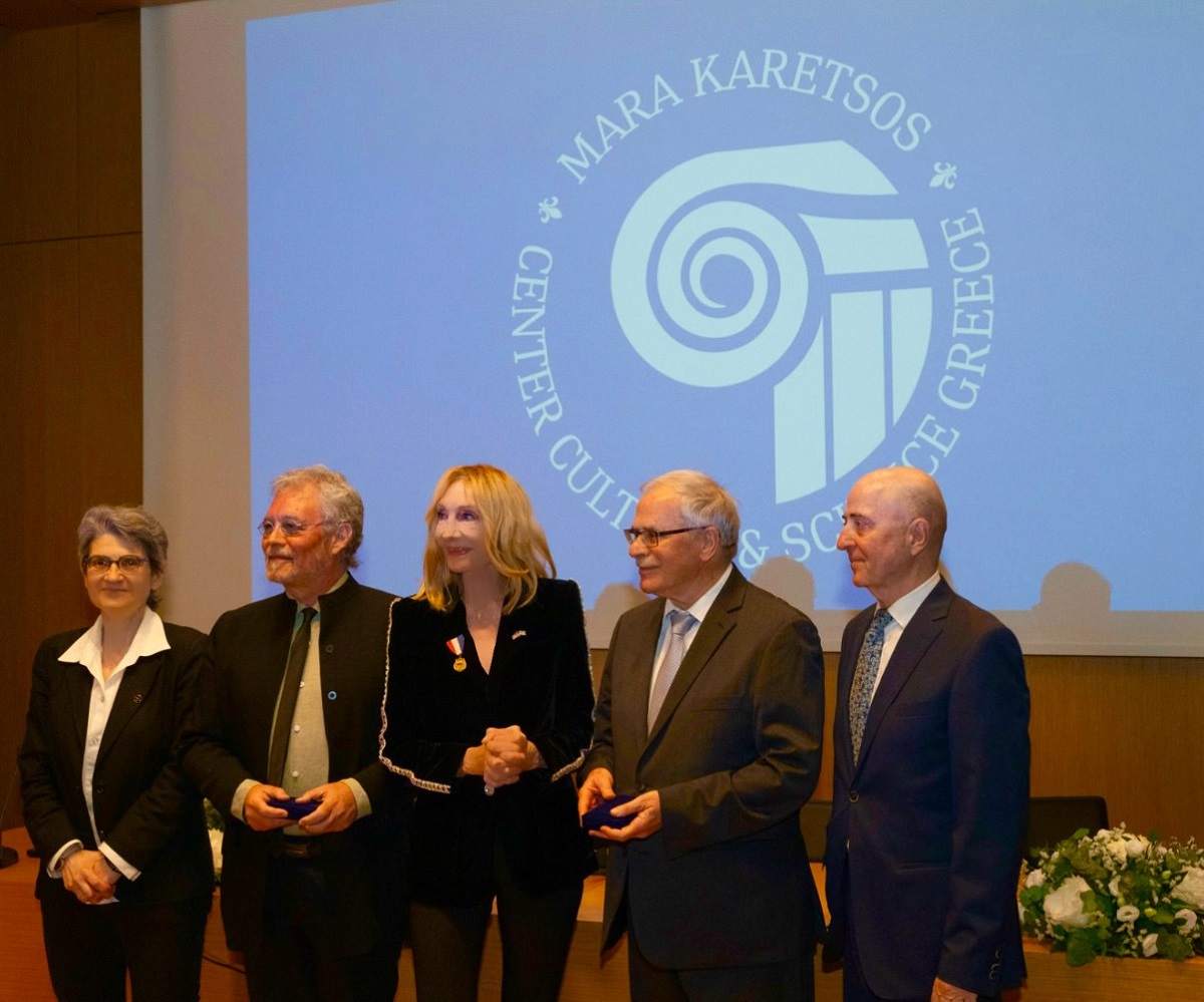 H Μάρα Καρέτσου πλαισιώνεται από την καθηγητρια Σοφία Παπαϊωάννου, τον καθ. Στάθη Γούργουρη, τον καθ. Χριστόφορο Χαραλαμπάκη και τον πρέσβυ ε.τ. Χαράλαμπο Μάνεση
