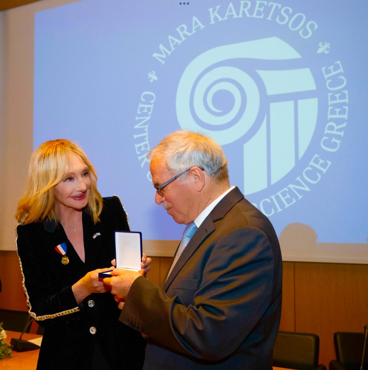 Μια τιμητική πλακέτα για τον καθ. Χριστόφορο Χαραλαμπάκη
