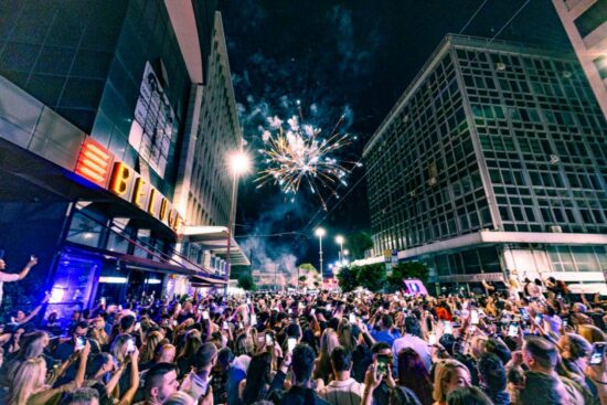 Χιλιάδες κόσμου στο φαντασμαγορικό Street Party του Πειραιά