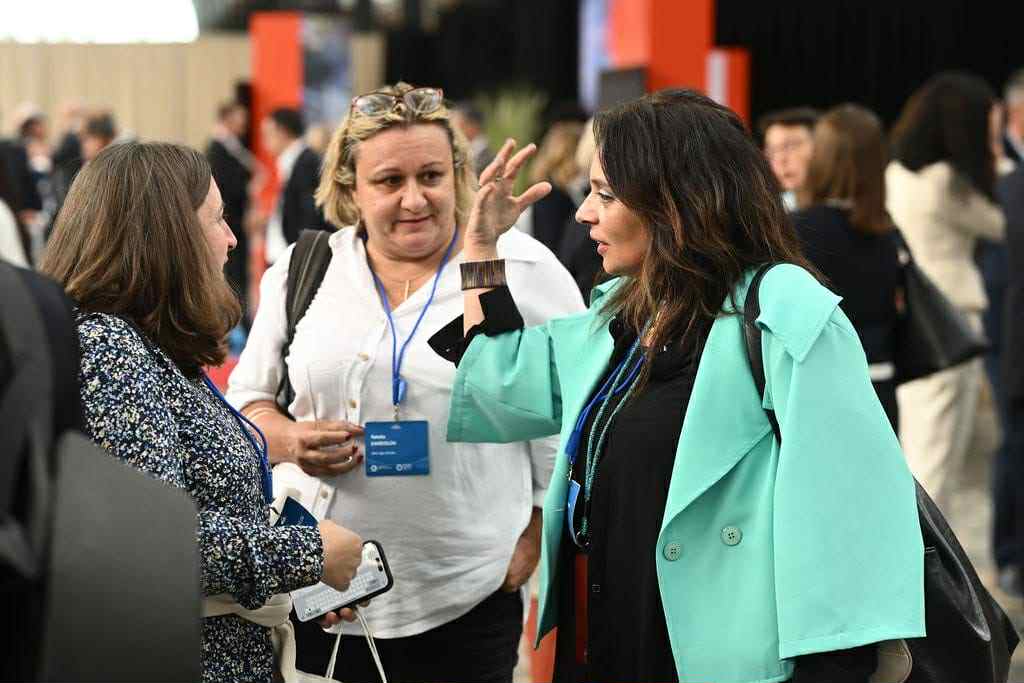 Η δημοσιογράφος του mononews, Μαρίνα Πρωτονοταρίου (δεξιά), με δημοσιογράφους άλλων ελληνικών μέσων