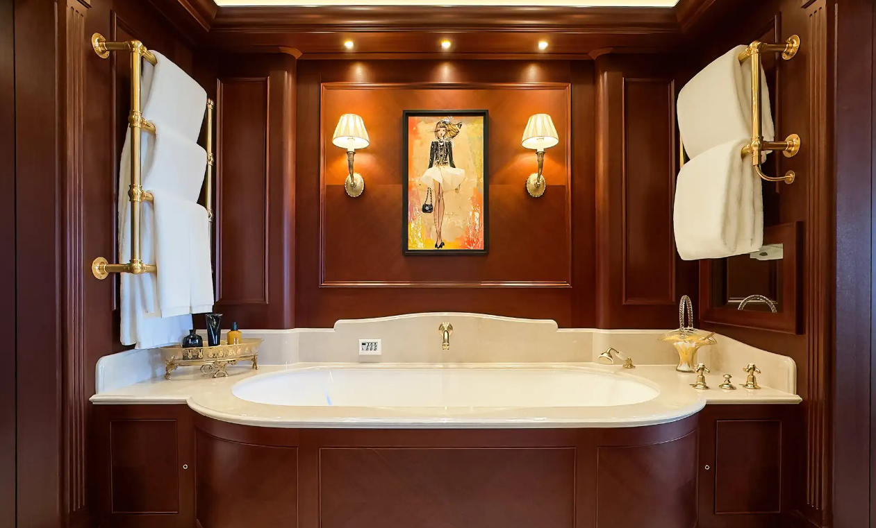 Gigia (photo credit : www.burgessyachts.com)