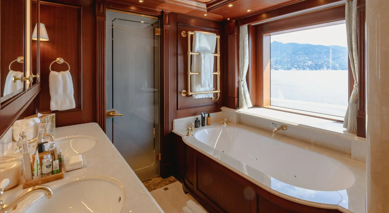 Gigia (photo credit : www.burgessyachts.com)