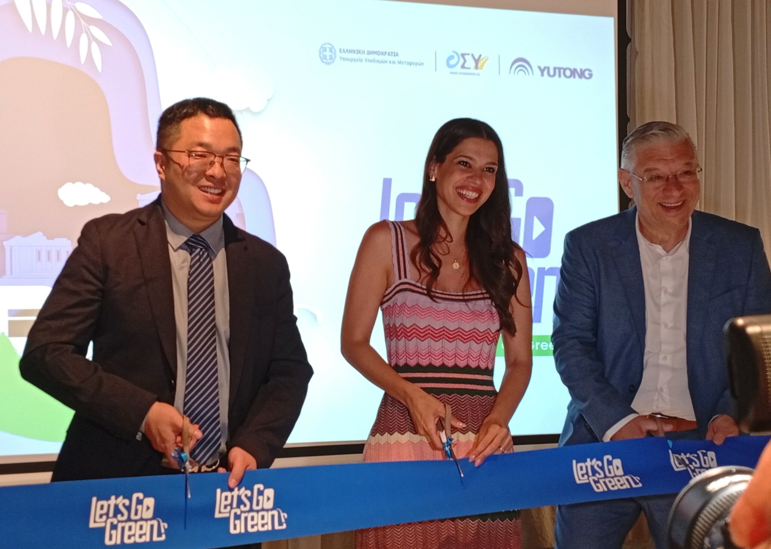 O CEO της Yutong Νότιας Ευρώπης Allen Liu, η Γενική Γραμματέας Μεταφορών Δέσποινα Παληαρούτα και ο Διευθύνων Σύμβουλος της ΟΣΥ Στέφανος Αγιάσογλου εγκαινιάζουν την πρωτοβουλία Let's go green