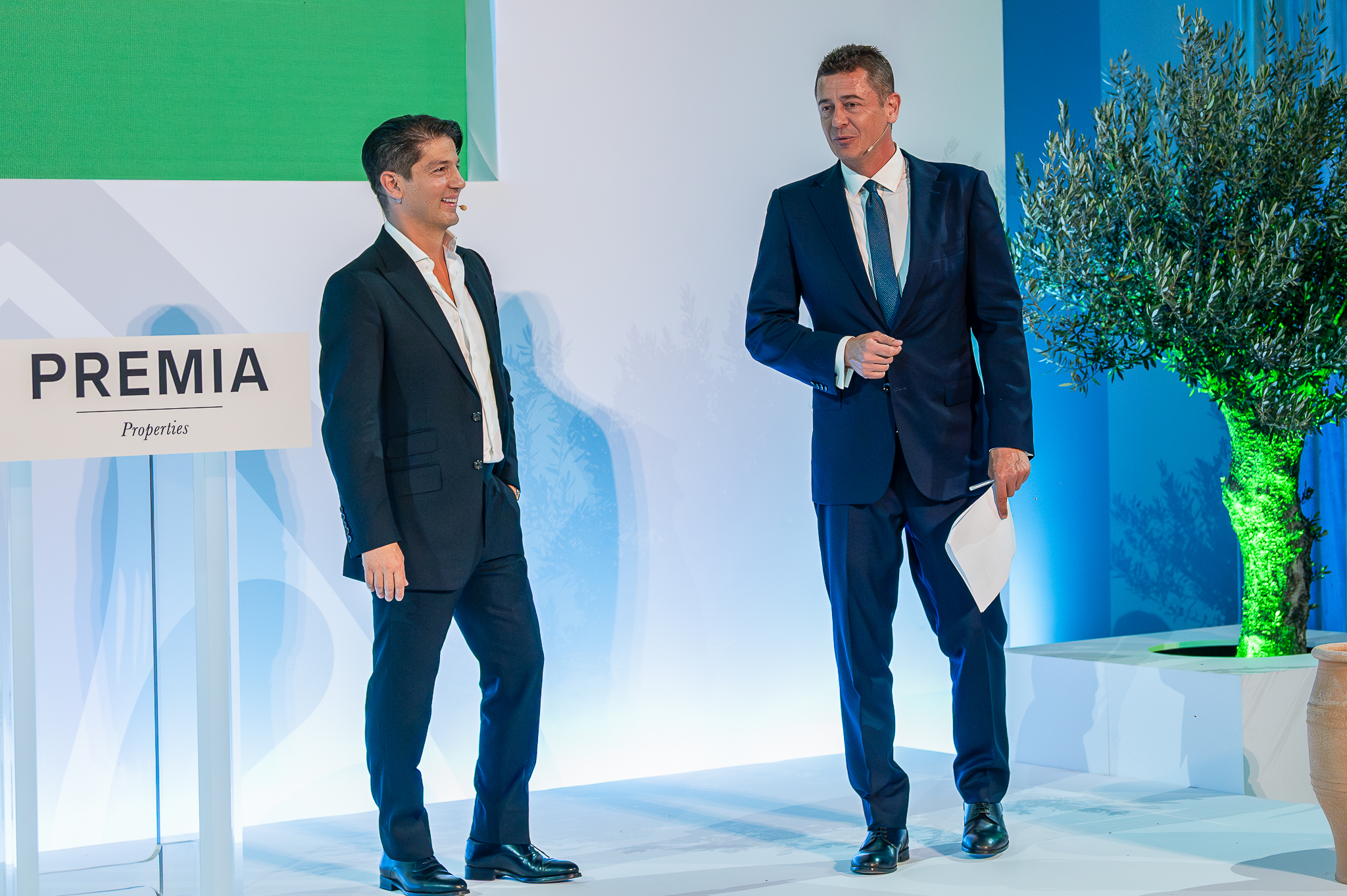 Ο κ. Ηλίας Γεωργιάδης, Πρόεδρος της Premia Properties με τον δημοσιογράφο και παρουσιαστή της βραδιάς, κ. Αντώνη Σρόιτερ