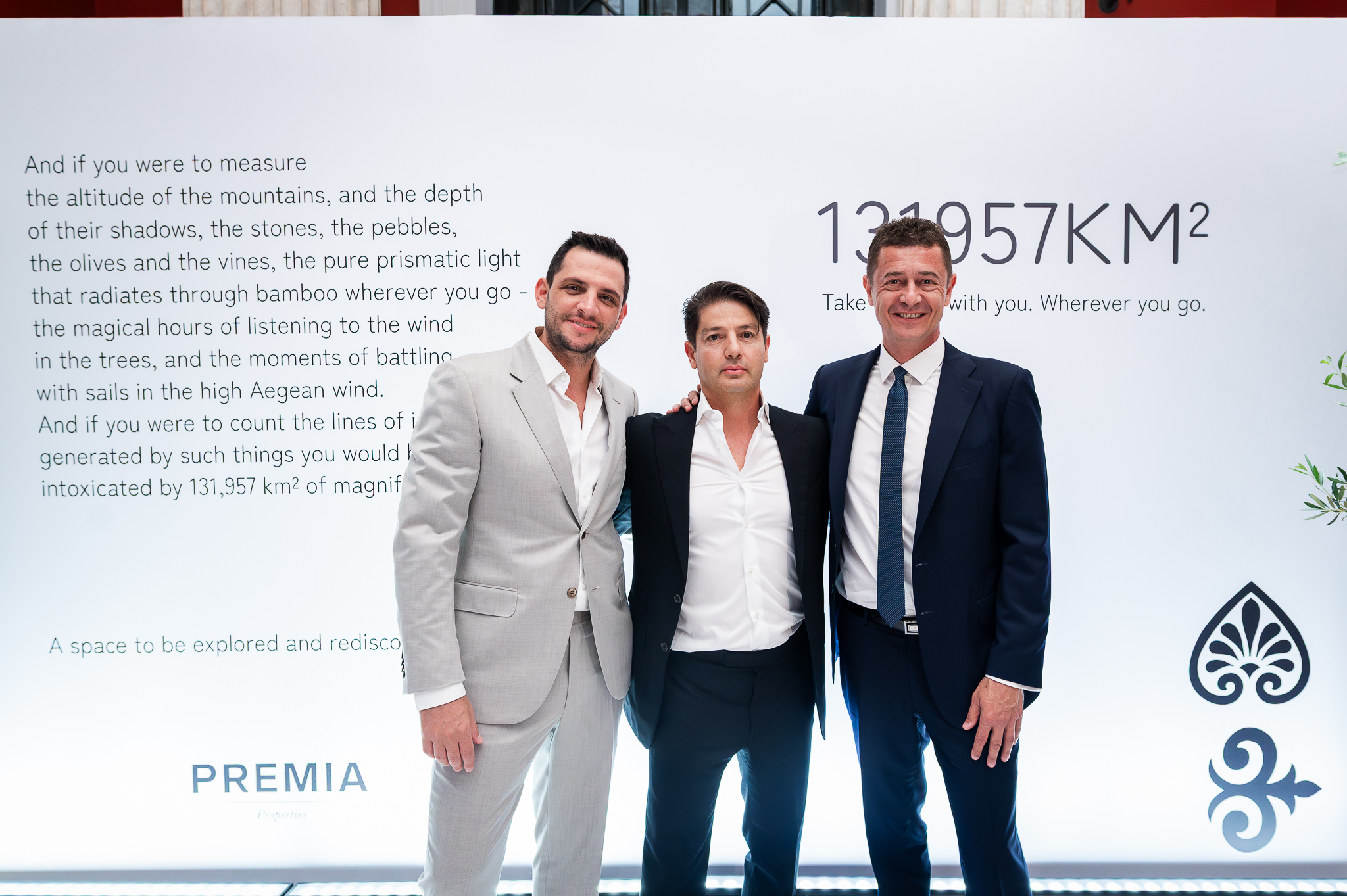 Ο κ. Ηλίας Γεωργιάδης, Πρόεδρος της Premia Properties με τον δημοσιογράφο και παρουσιαστή της βραδιάς, κ. Αντώνη Σρόιτερ και τον επιχειρηματία κ. Άγγελο Κοταρίδη