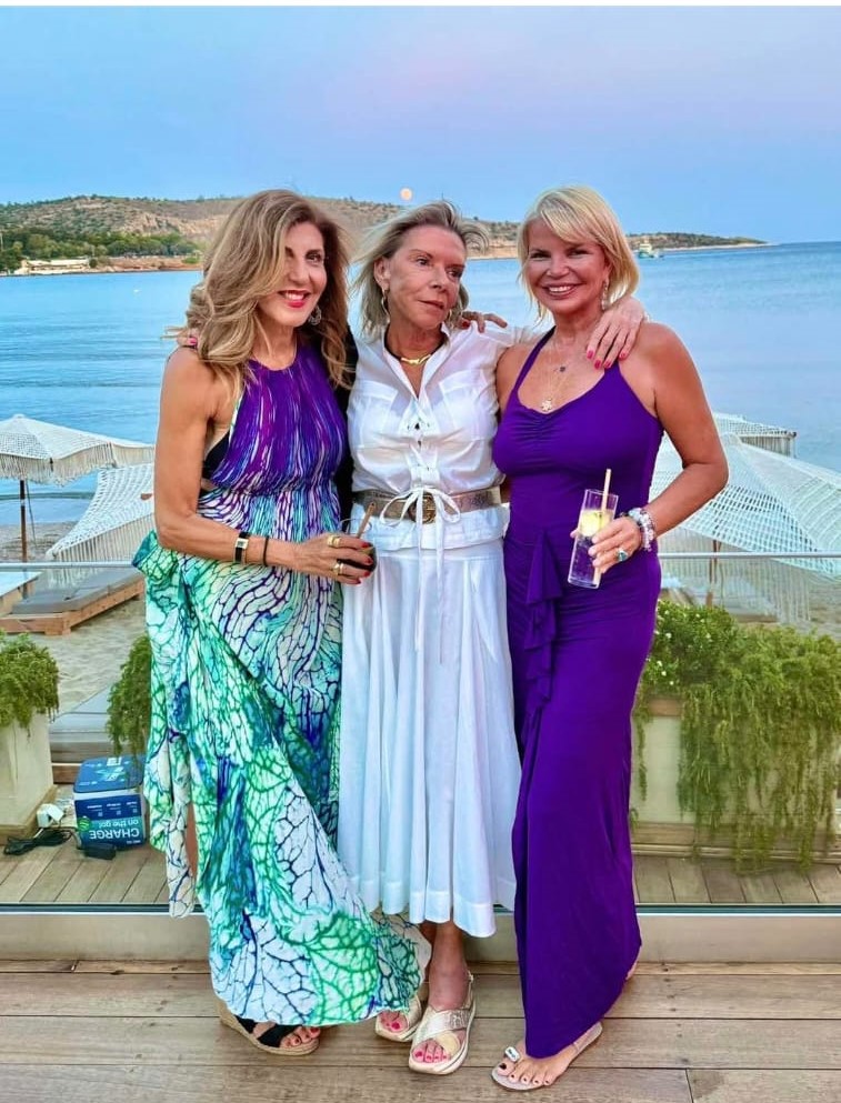 Αννα Κούμπα, Νάγια Αντωνοπούλου, Μαρί Γυπαράκη με φοντο την πανσέληνο