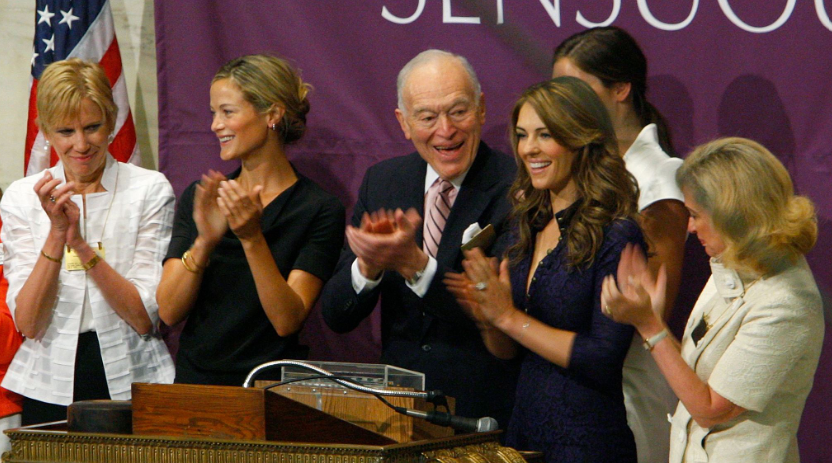 Leonard Lauder, Elizabeth Hurley και στελέχη της Estée Lauder στο Χρηματιστήριο της Νέας Υόρκης το 2008. Φωτογραφία: Reuters