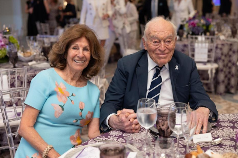 Judy Glickman Lauder και Leonard Lauder, τον Ιούλιο του 2024. (photo credit : yahoo.com)