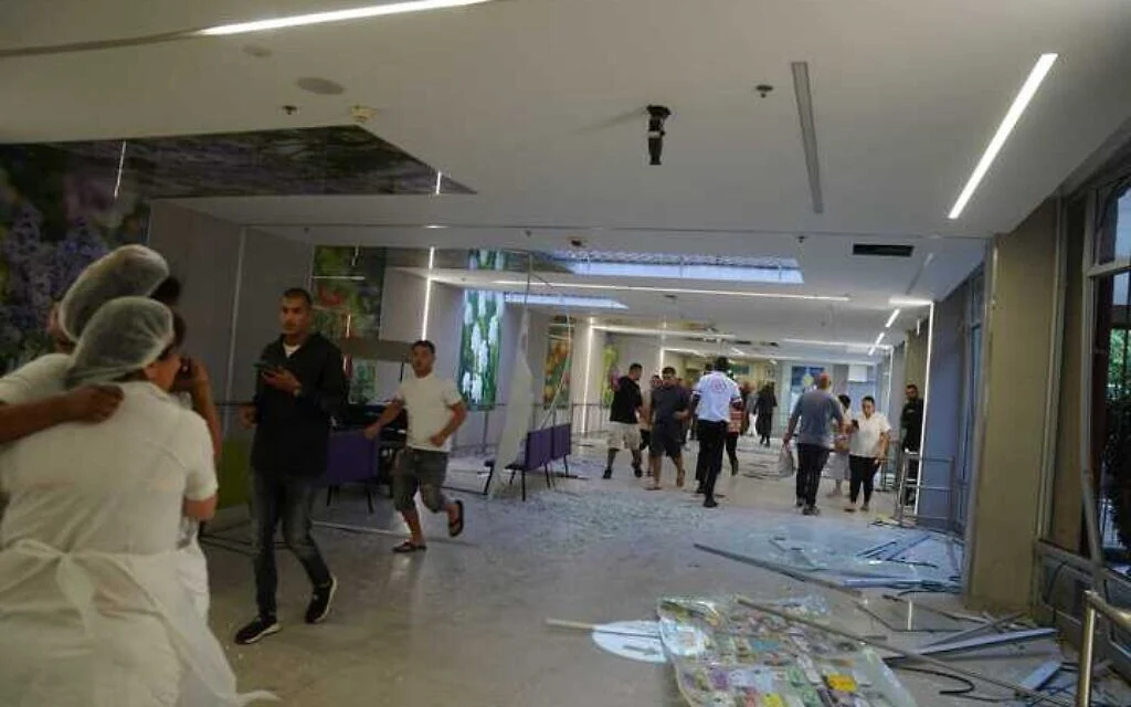 Τα επακόλουθα ενός ιρανικού πυραυλικού πλήγματος στο Ιατρικό Κέντρο Soroka της Beersheba, 19 Ιουνίου 2025 (Emanuel Fabian/Times of Israel)
