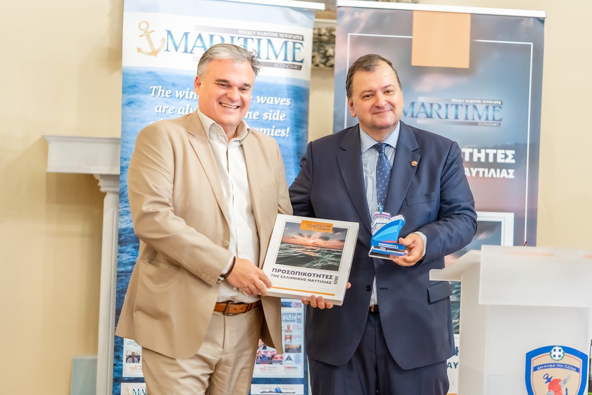 Η βράβευση του κ. Φίλιππου Σωτηριάδη της ΤΜΑ από τον κ. Διονύση Πολίτη