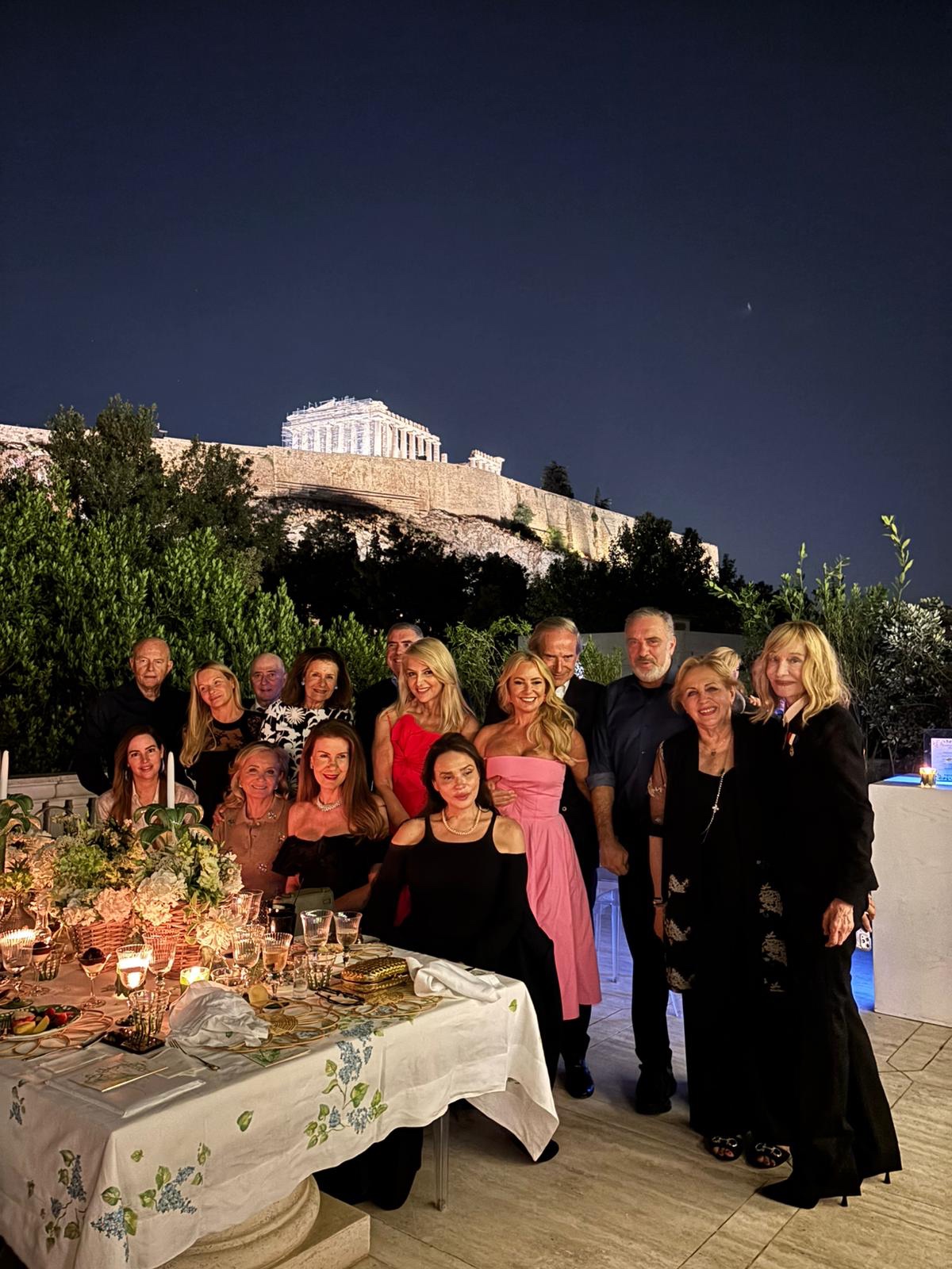 Από αριστερά καθιστοί οι Shana Seligson, Randa Ghandour, Hala Khoury, Σίλια Κριθαριώτη, από δεξιά ορθιοι Μαρα Καρέτσος, η γράφουσα, Νίκος Τσάκος, Simon de Pury, Carol Asscher, Μπέσσυ Λαιμου, Διαμαντης Λαιμός, Μάϋρα Τσαβλίρη, Χαράλαμπος Μάνεσης, πρέσβυς επι τιμή, σύζυγος Ανδρέα Ανδρεάδη, Νίκος Τσαβλίρης