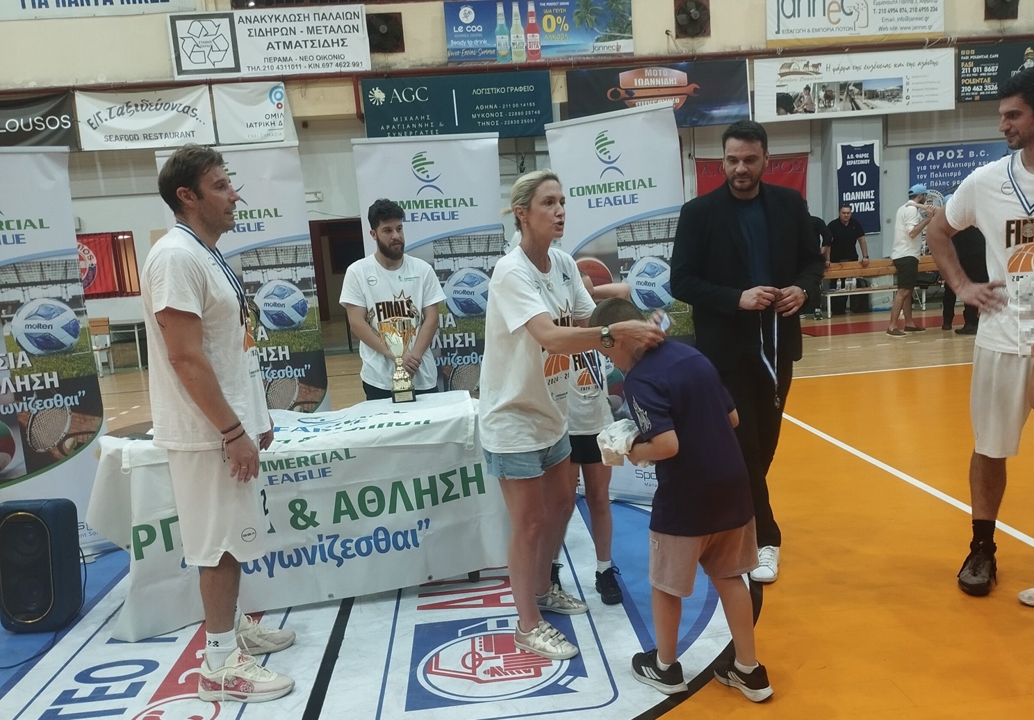 Η Μαρία Αγγελικούση με μέλη της ομάδας μπάσκετ